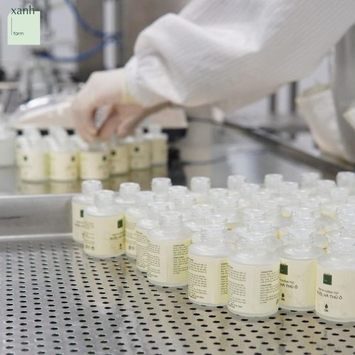 Cân chai serum trên máy đo điện tử