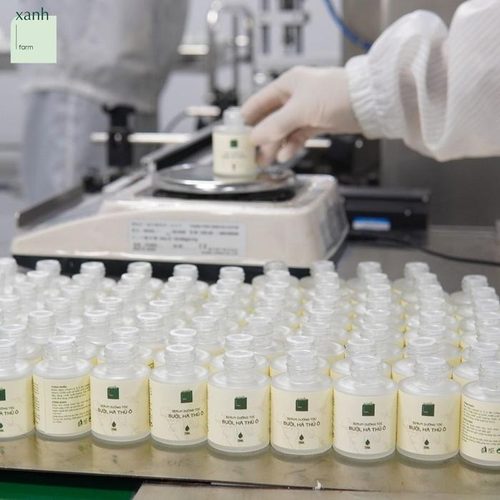 Chai serum thành phẩm có nhãn rõ nét