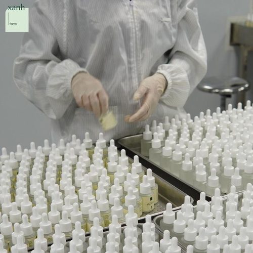 Nhân viên đeo găng tay đóng nắp serum